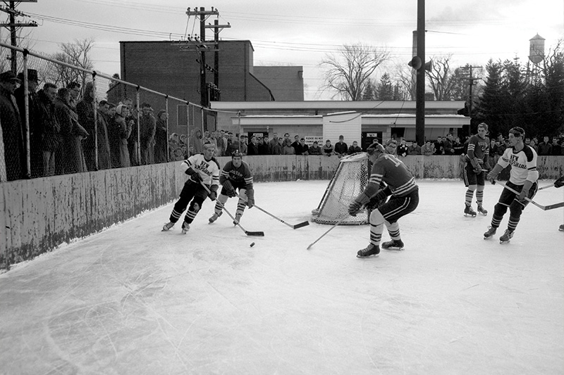 Hockey UNH vs. BU 1955 on the ice